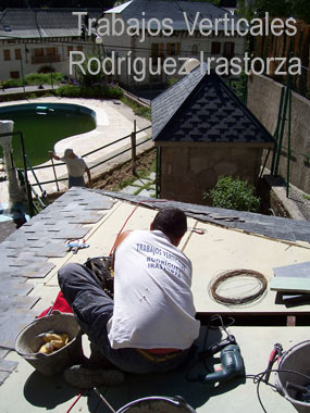 Trabajos Verticales Rodriguez Irastorza. Operario trabajando en un tejado de pizarra en Canfranc.