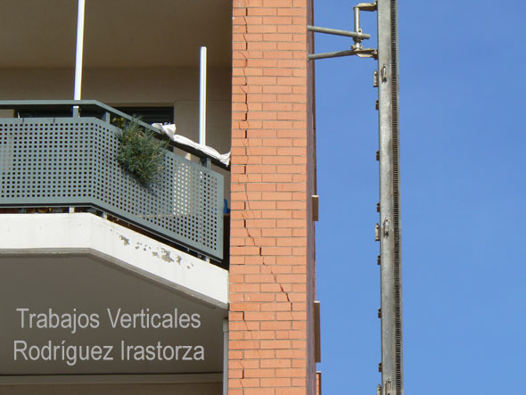 Trabajos Verticales Rodriguez Irastorza. Estado de la fachada antes de empezar la obra en c/ Maurice Ravel.