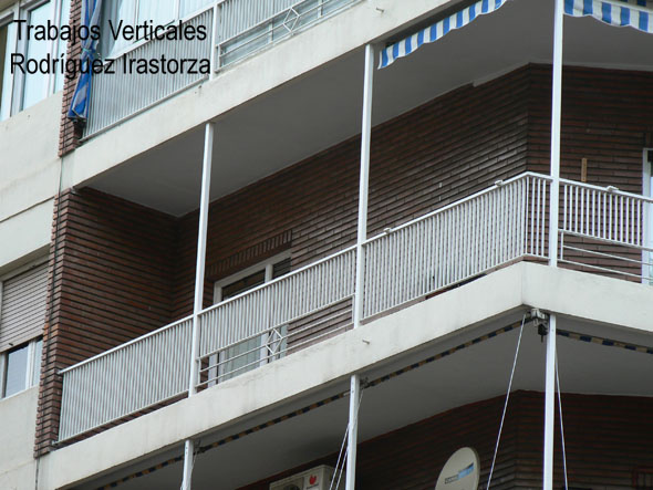 Trabajos Verticales Rodriguez Irastorza. c/ León XIII, 8. Detalle de la fachada.