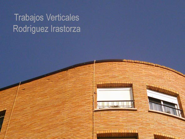 Trabajos Verticales Rodriguez Irastorza. c/ Mayor 133, Montañana. Chapa en fachada principal.