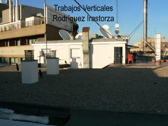 Trabajos Verticales Rodriguez Irastorza. c/ Bilbao 2-4-6-8, Zaragoza. Detalle de la cubierta.