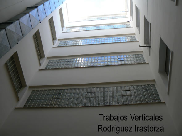 Trabajos Verticales Rodriguez Irastorza. c/ Bilbao 2-4-6-8, Zaragoza. Patio de luces terminado.