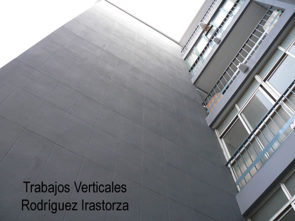 Trabajos Verticales Rodriguez Irastorza. c/ Bilbao 2-4-6-8, Zaragoza. Fachada posterior terminada.